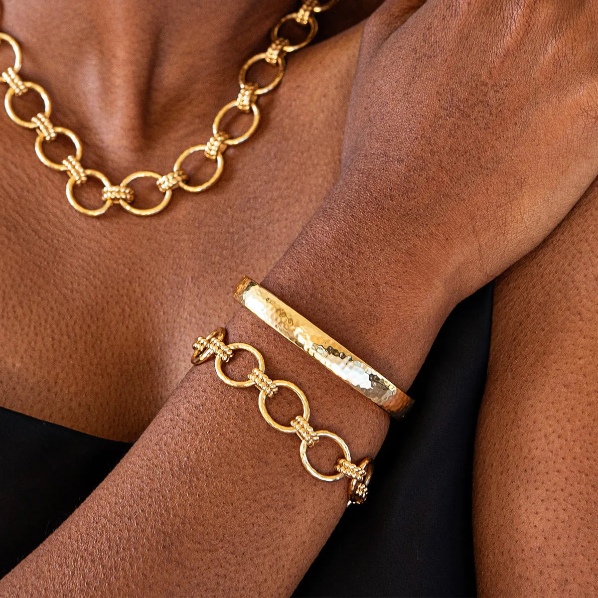 Cleopatra Oval M/L Hinged Bangle in Hammered Gold