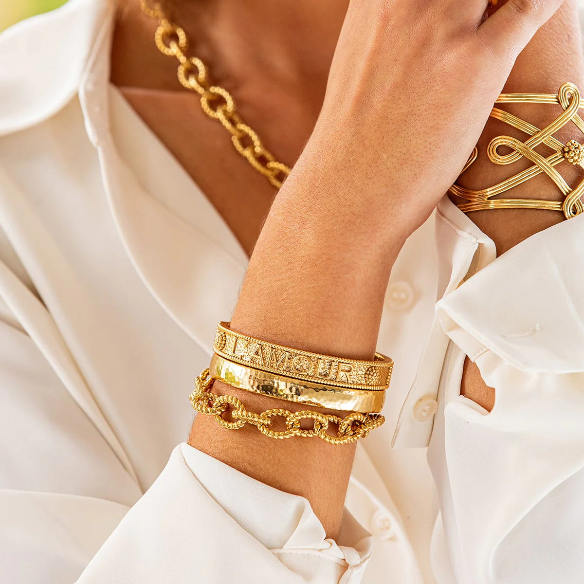 Cleopatra Oval S/M Hinged Bangle in Hammered Gold